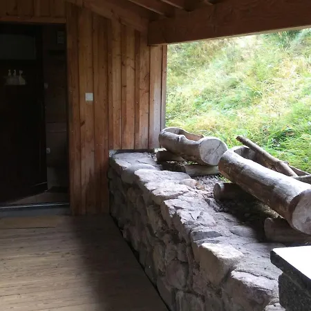 Confortable, Proche Des Pistes De Ski, Avec Jardin, Terrasses Couvertes Et Wi-fi à - Fr-1-589-86